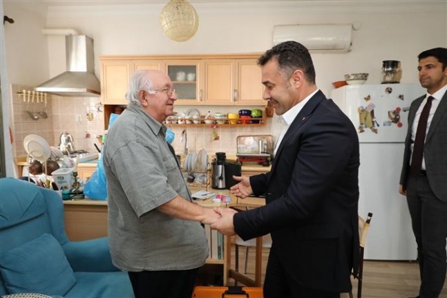 Başkan Yücel'den Yaşlılar Haftası ziyareti