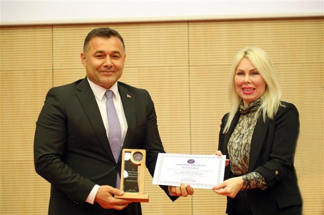 Başkan Yücel'in çevre hizmetlerine büyük ödül