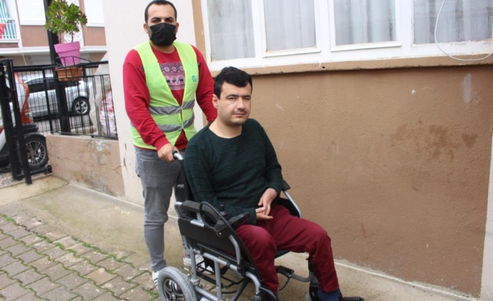 Büyükşehir’den engelli vatandaşa tekerlekli sandalye desteği