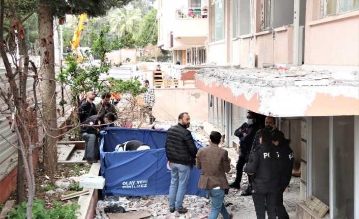 Ceset üzerindeki çalışmaları izlemek için ip gibi sıraya dizildiler