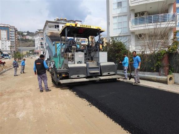 Cikcilli'de sıcak asfalt çalışmasına başlandı