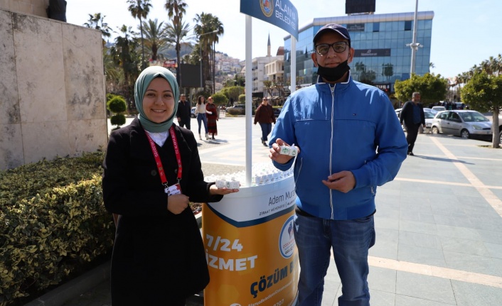 Çözüm Masası'ndan vatandaşlara lokum ikramı