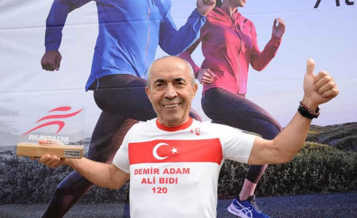 'Demir adam' 21 kilometre koşup 21 gencin eğitim bursu kazanmasını sağladı