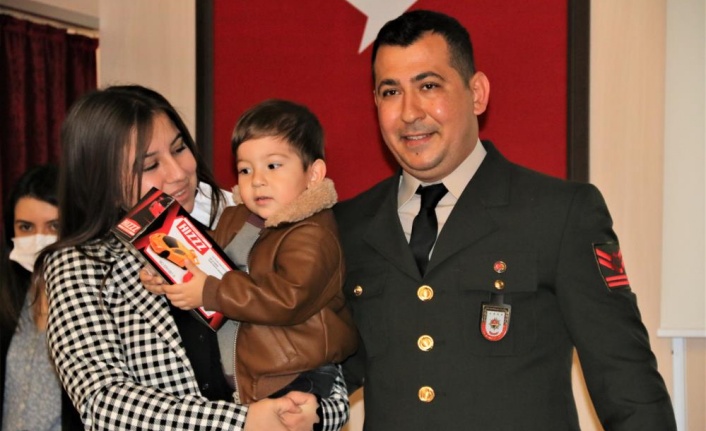 Devlet övünç madalyası ve beratını almaya 2,5 yaşındaki oğlu ile geldi, davetliler gözyaşlarını tutamadı