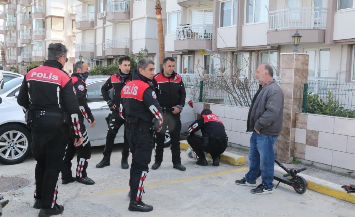 Emekli polis tartıştığı komşusunu silahla yaralayıp, parkta teslim oldu