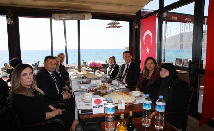 Kaymakam Ürkmezer şehit aileleriyle buluştu