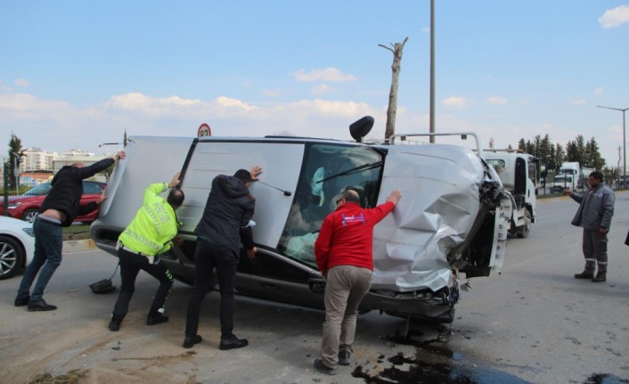 Kontrolden çıkan kamyonet önce bariyerlere çarptı, sonra yan yattı