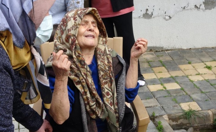 Küle dönen evin içerisinden zor kurtulan yaşlı kadın, yanan paralarına ağladı