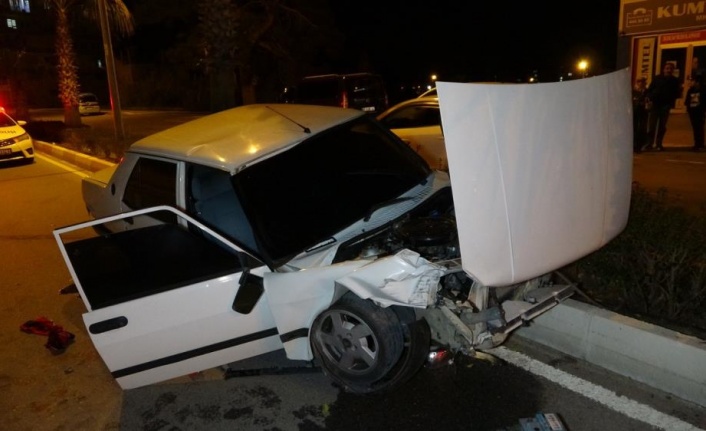 Manavgat’ta alkollü sürücü otomobiliyle refüje çıktı: 2 yaralı