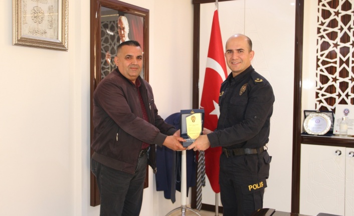 Müdür Patat’tan emekli olan bekçiye plaket
