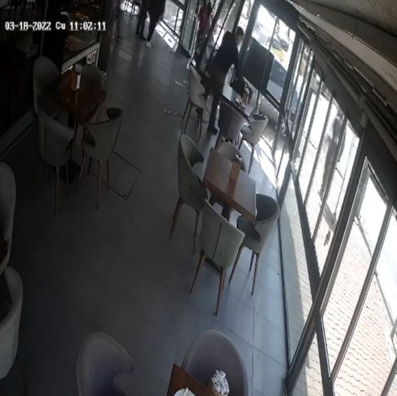 Otomobilin fırına daldığı anlar kamerada