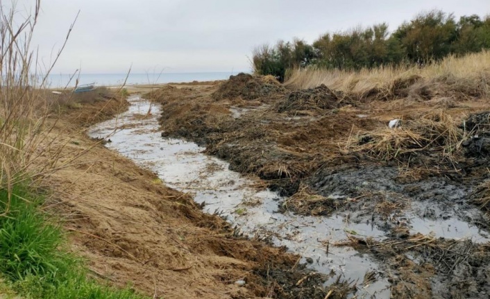 Plaj alanı açmak için dere yatağını değiştirdiler