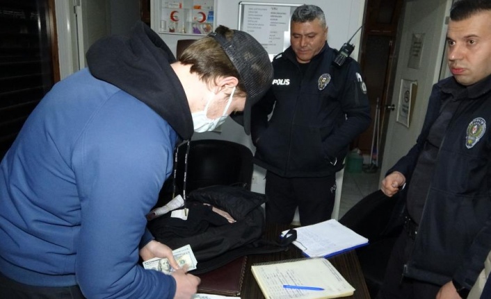 Rus turistlerin otobüste unuttuğu 8 bin dolar için Büyükşehir Belediyesi ve polis alarma geçti