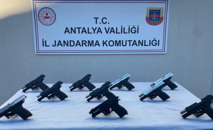 Silah kaçakçısı valizi çöpe atıp kaçarken yakalandı