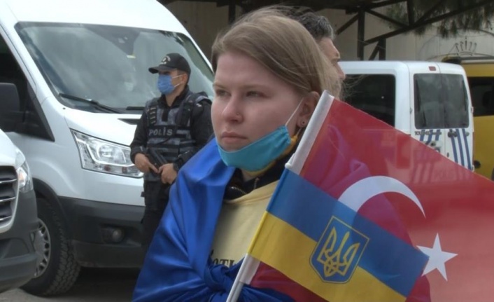 Tarihi zirvenin yapıldığı otelin önünde Ukraynalı kadınlar barış için toplandı