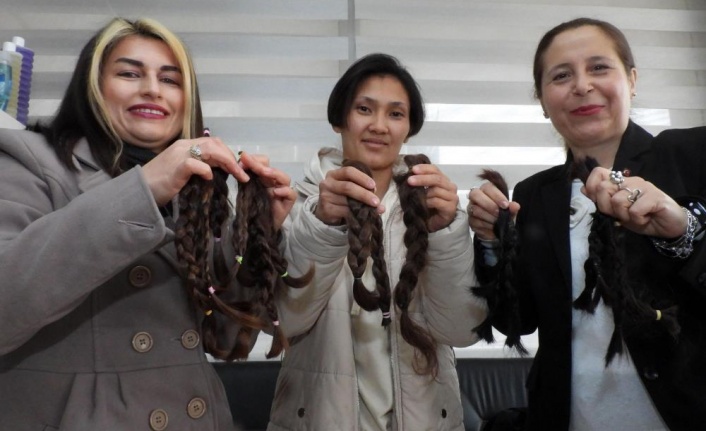 Tekvandocu ev hanımları kanserle mücadele için saçlarını bağışladı