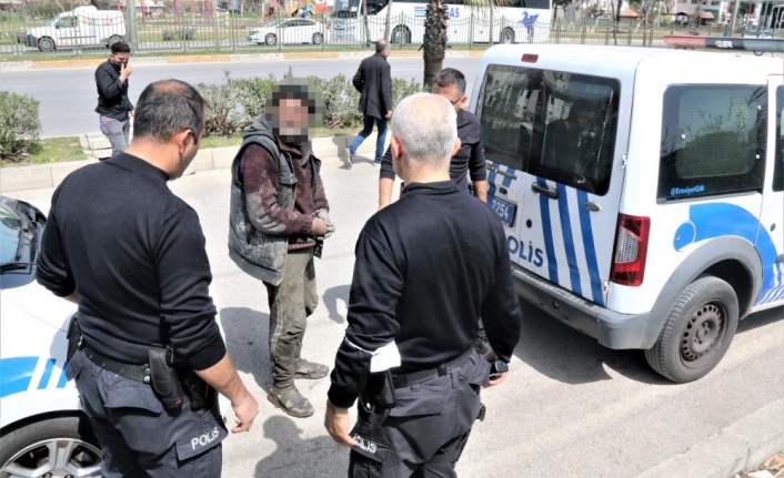 Üzeri çamurlu halde kanalizasyondan çıkartılan hırsızlık şüphelisi: “Yüzmek için girmiştim”