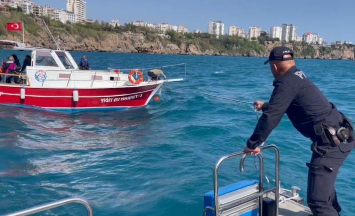 Açıldıkları tekne ile falezlere çarpmak üzere olan 9 kişinin imdadına deniz polisi yetişti