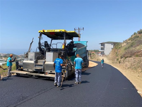 Alanya Belediyesi Konaklı'da asfalt çalışmalarına devam ediyor