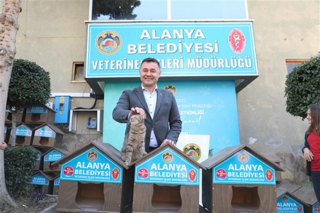 Alanya Belediyesi okullara ve hayvanseverlere kedi evi dağıttı
