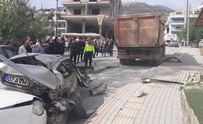 Alanya'da freni boşalan hafriyat kamyonu 8 aracı birbirine kattı