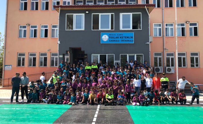 Alanya'da jandarma ekipleri okullarda seminerlere devam ediyor