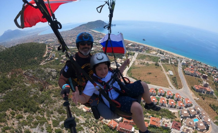 Alanya'da Rus ve Ukraynalı çocuklar birlikte uçtu