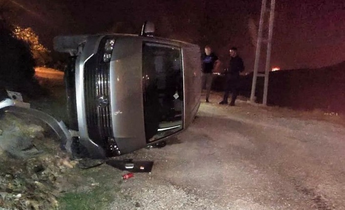 Alanya’da kontrolden çıkan araç yan yattı