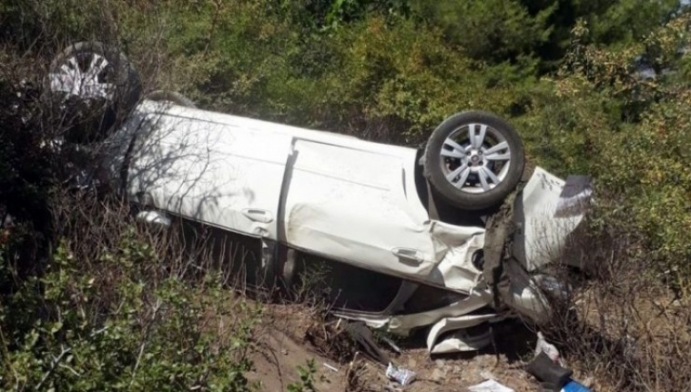 Alanya’da otomobil 15 metreden uçuruma yuvarlandı