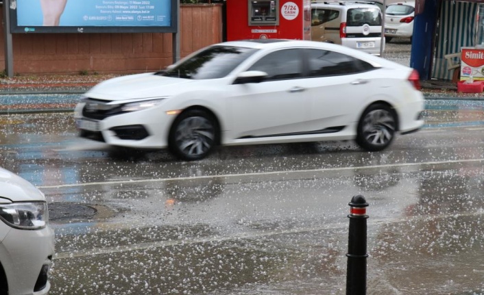 Alanya’da yağmur yerini doluya bıraktı, yollar beyaza büründü