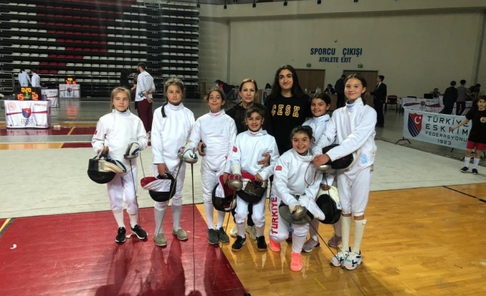 Alanyaspor Eskrim takımı madalyalar ile döndü