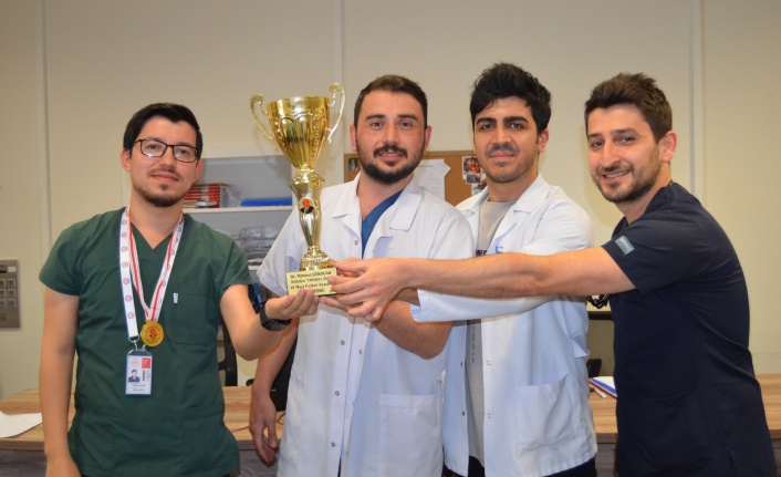 ALKÜ'lü doktorlar futbol turnuvasında birinci oldu