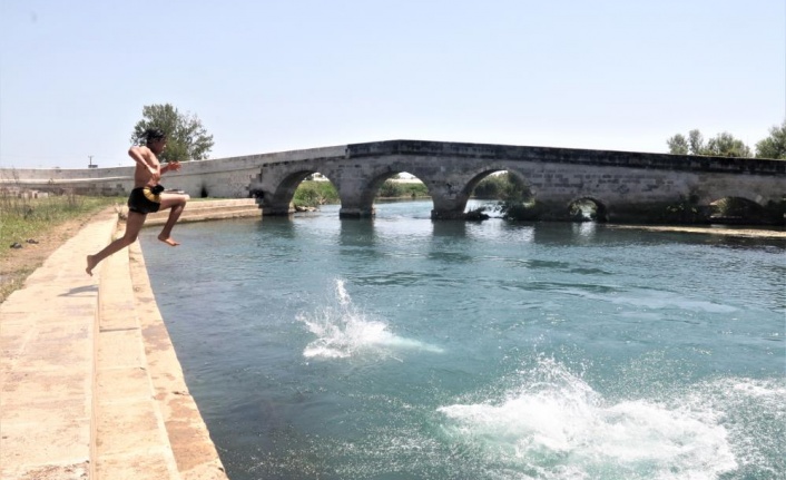 Antalya’da gençlerin tehlikeli serinlik arayışı yürekleri ağza getirdi
