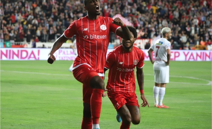 Antalyaspor'da Haji Wright, performansıyla göz dolduruyor