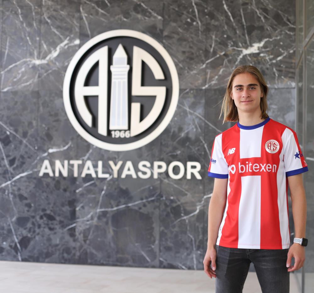 Antalyaspor Emre Uzun ile 3+2 yıllık sözleşme imzaladı