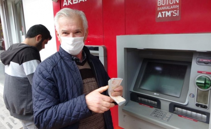 ATM'de para çekmek isterken bulduğu 3 bin 400 TL’yi karakolda sahibine teslim etti
