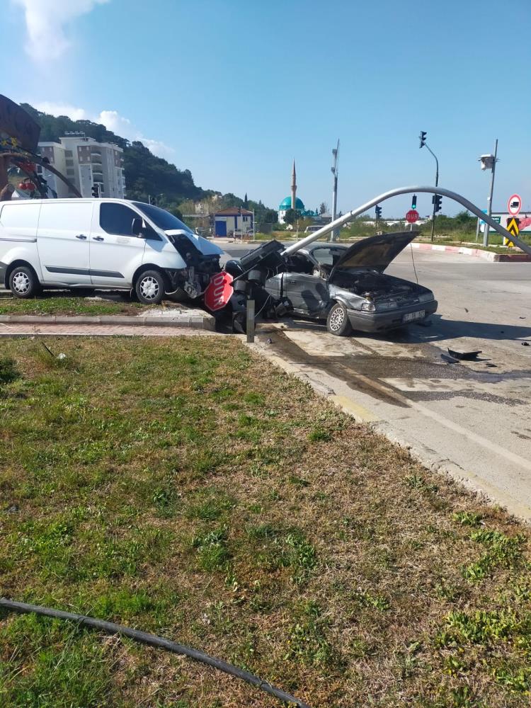 Banka para nakil aracı kaza yaptı: 4 yaralı