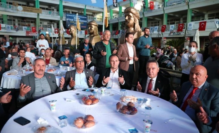 Başkan Böcek Serik’te STK, muhtar ve vatandaşlarla buluşup iftar yaptı