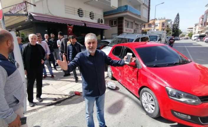 Caddelerin kesiştiği kavşaktaki kazalara, esnafın tepkisi