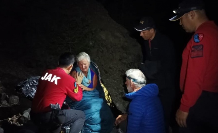 Dağda mahsur kalan Hollandalı turistleri JAK kurtardı
