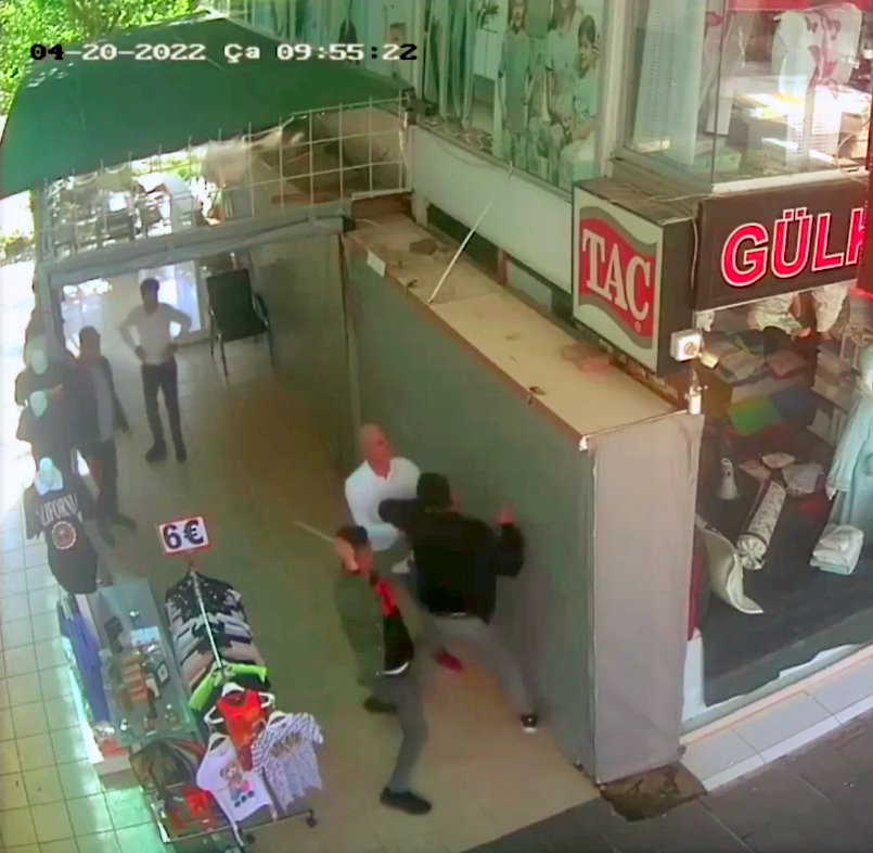 Esnaf genci önce sözle taciz, sonra annesinin yanında demir sopalarla hastanelik ettiler