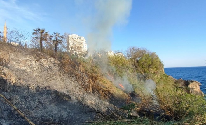 Falezlerde kargılık alandaki yangın korkuttu