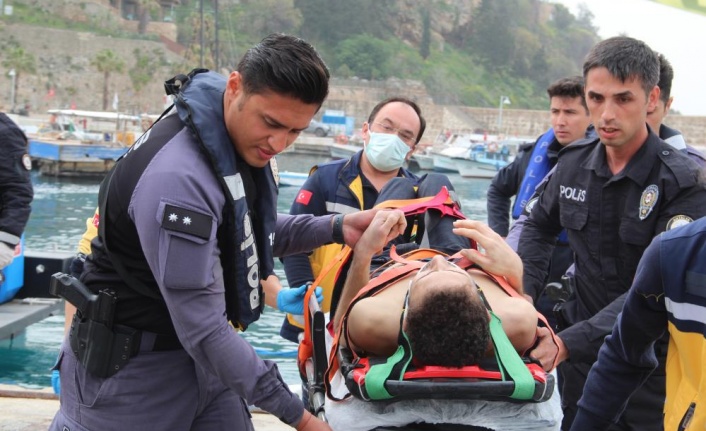 Falezlerden düşen üniversite öğrencisini, deniz polisi kurtardı