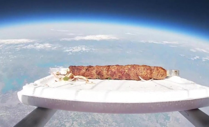 Helyum balonuyla stratosfere boru kebabı yolladı