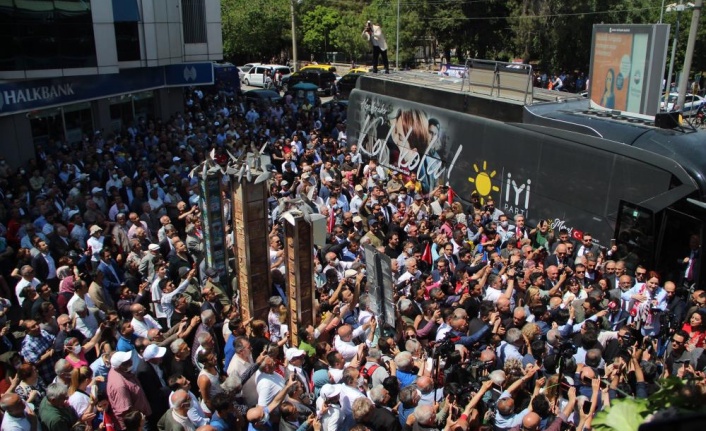 İYİ Parti Genel Başkanı Akşener, Antalya'da esnaf ziyaret etti