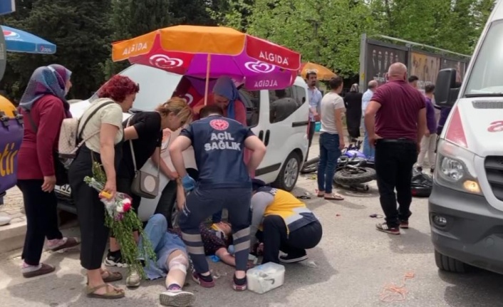 Kazada acı içinde yerde yatan kadına hemcinsinden plaj şemsiyeli koruma