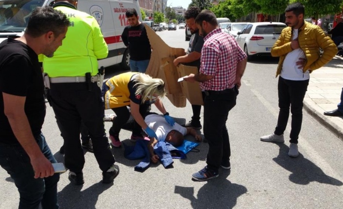 Kazada yaralanan motosiklet sürücüsünü kartonla güneşten korudular