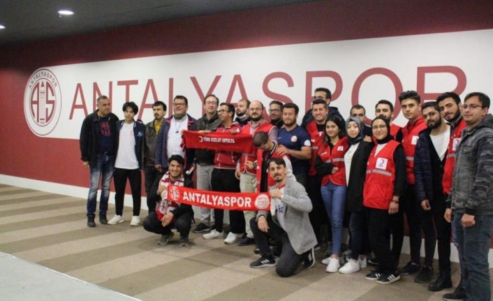 Kızılay gönüllüleri, Antalyaspor maçını görme engellilere betimlemeli maç anlattı