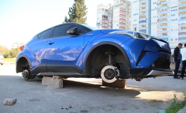 Lüks aracın 4 lastiğini çalıp, kaldırım taşı üzerinde bıraktılar