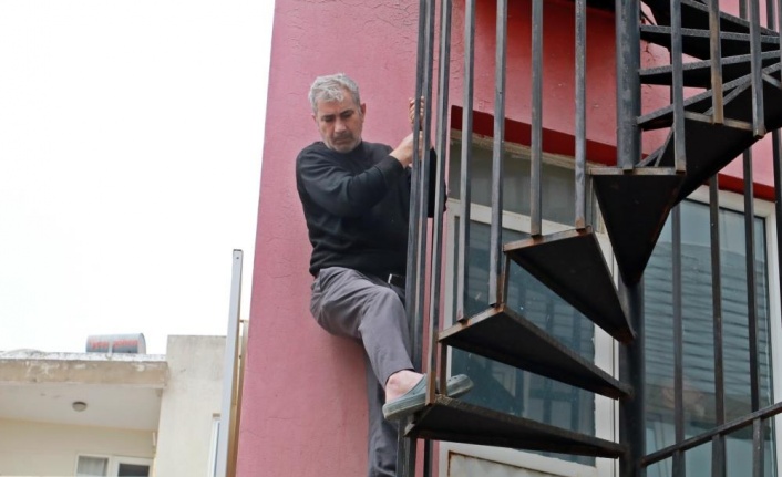 Pansiyonda çıkan yangında yarım kalmış yangın merdiveninde mahsur kaldı